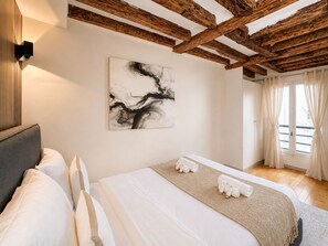 Studio, vue sur la cour intérieure | Vue de la chambre