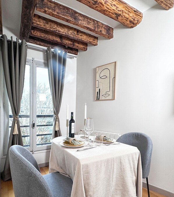 Studio, Courtyard View | Living area | 80-cm Smart TV with digital channels - 1619 Colombier (Paris)