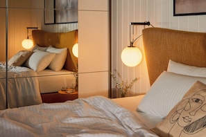 2 slaapkamers, een bureau, een strijkplank/strijkijzer, reisbedje