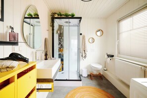 Shower, hair dryer, towels, soap - Designed to Pause: Fireplace, Sauna & Quiet Rest (Wandlitz)