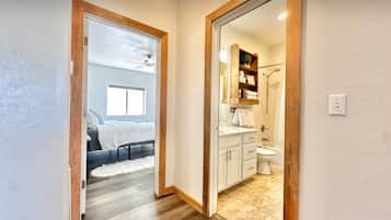 3 makuuhuonetta, työpöytä, silitysrauta/-lauta, vauvan matkasänky