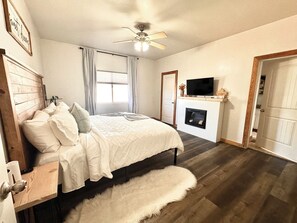 3 bedrooms, desk, iron/ironing board, travel cot