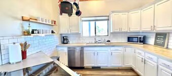 The Sunflower Cabin - Pets, Continuous hot water, Traeger grill, Starlink, AC