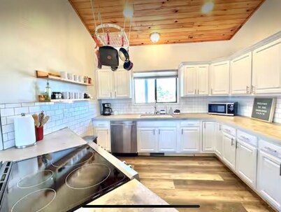 The Sunflower Cabin - Pets, Continuous hot water, Traeger grill, Starlink, AC