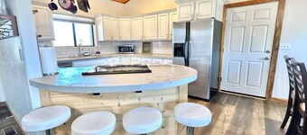 The Sunflower Cabin - Pets, Continuous hot water, Traeger grill, Starlink, AC