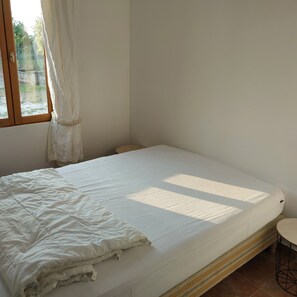 2 bedrooms, iron/ironing board, bed sheets - SMALL COUNTRY HOUSE (Baugé-en-Anjou)