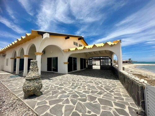 Beachfront Private 3-Bedroom House in Beautiful Punta Chivato with AC & Starlink