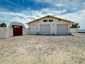Exterior - Beachfront Private 3-Bedroom House in Beautiful Punta Chivato with AC & Starlink (Punta Chivato)