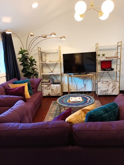 STYLISH EAST TEXAS CABIN WITH PRIVATE HOT TUB, WIFI, ROKU, SMALL TOWN