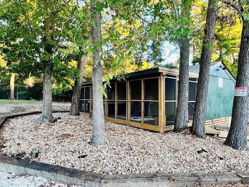 STYLISH EAST TEXAS CABIN WITH PRIVATE HOT TUB, WIFI, ROKU, SMALL TOWN