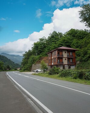 المنشأة من الخارج