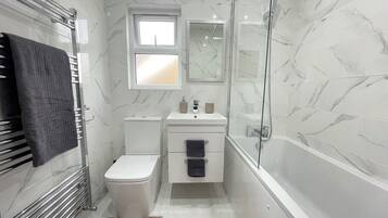 Toallas, jabón, papel de baño