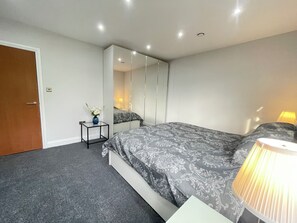 1 Schlafzimmer, Schreibtisch, Bügeleisen/Bügelbrett, WLAN