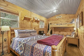 1 bedroom, free WiFi, bed sheets - Cozy TRAIL's END tiny house style cabin at Mulberry Gap with AC, WiFi (Ellijay)