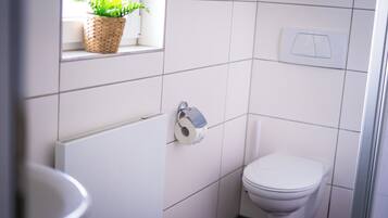 Haartrockner, Handtücher, Seife, Toilettenpapier