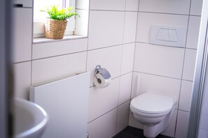 Sèche-cheveux, serviettes fournies, savon, papier toilette