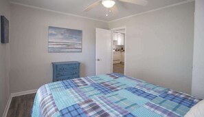 2 bedrooms, iron/ironing board, free WiFi, bed sheets - The Hulk II - Hot Tub - Across Street From Beach (Kure Beach)