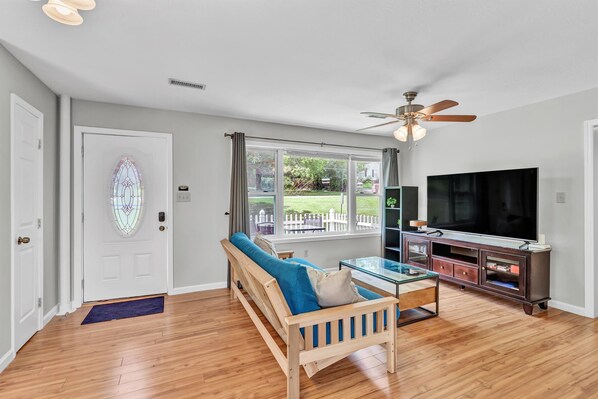 Smart TV, computer monitors - Bearden Bungalow - 10 Min. to Downtown and West Knoxville (Knoxville)