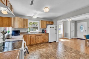 Fridge, microwave, oven, stovetop - Bearden Bungalow - 10 Min. to Downtown and West Knoxville (Knoxville)