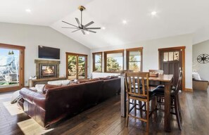 Smart TV, fireplace, stereo - 4 Acres Retreat at Lake Geneva.  Modern and Spacious - 5 Minutes to the Beach! (Lake Geneva)