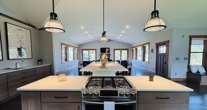 4 Acres Retreat at Lake Geneva. Modern and Spacious - 5 Minutes to the Beach!