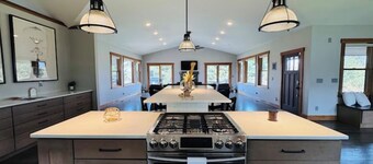 4 Acres Retreat at Lake Geneva. Modern and Spacious - 5 Minutes to the Beach!