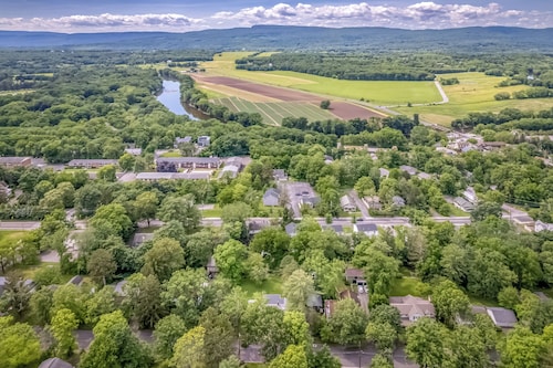 Beautiful 3-bedroom house in New Paltz with AC, WiFi, SunDeck & Close to ALL