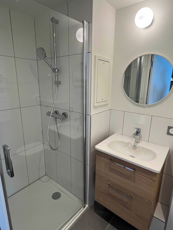 Apartment | Bathroom | Hair dryer, towels, shampoo