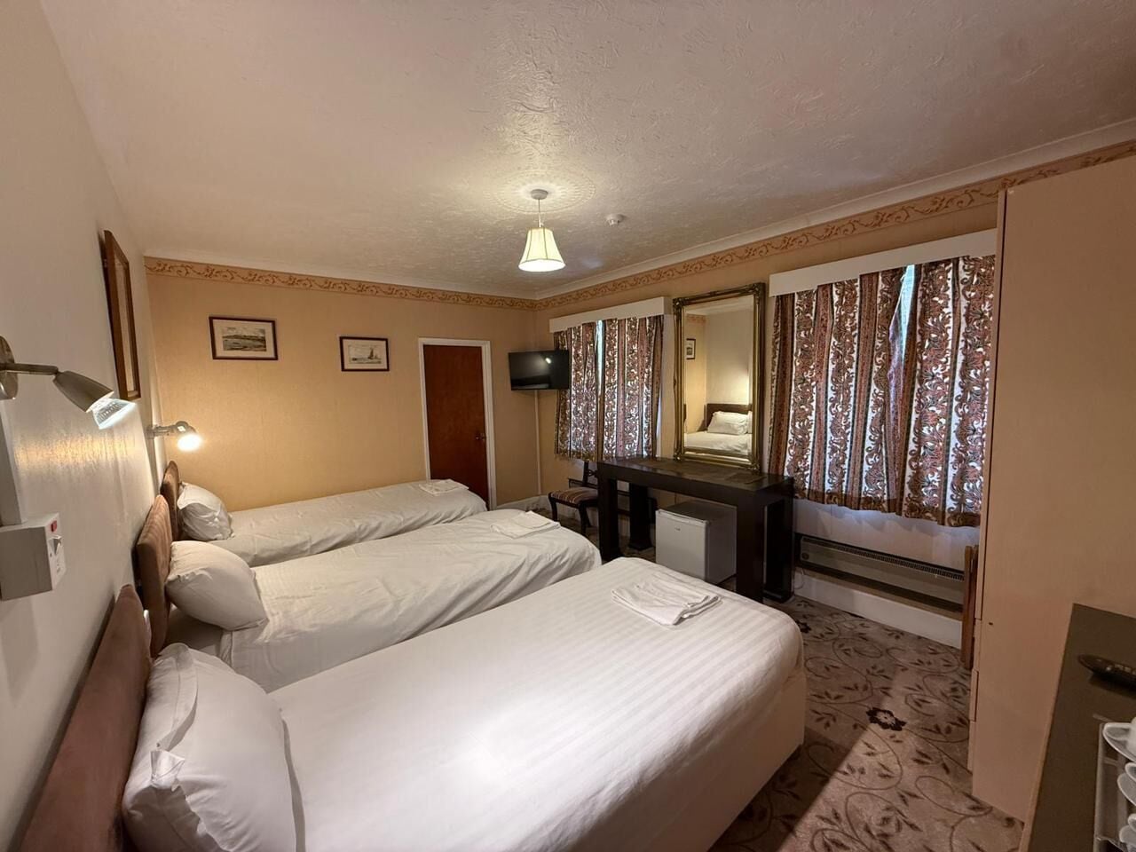 Standard Triple Room | Desk, soundproofing, free WiFi