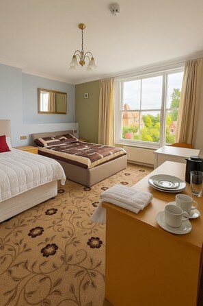 Family Room | Desk, soundproofing, free WiFi - The Queens Road Hotel (Shanklin)