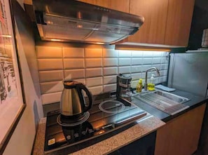 Réfrigérateur, micro-ondes, plaque de cuisson, cafetière/bouilloire