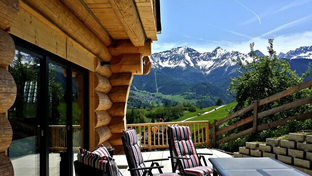 A log cabin with a balcony overlooking a mountainous landscape. - Cosy Chalet with Panoramic View, Sun Terrace and Free Summer Mountain Cable Car (Ladis)