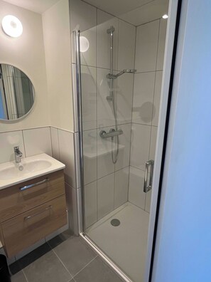 Maison | Salle de bain | Sèche-cheveux, serviettes fournies, shampoing