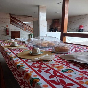 Free daily buffet breakfast - Pousada Jubarte (Serra)