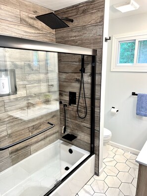 Assecador de cabells, tovalloles, sabó i paper higiènic