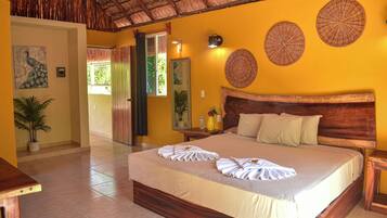 Espacio para trabajar con laptop, wifi gratis y ropa de cama