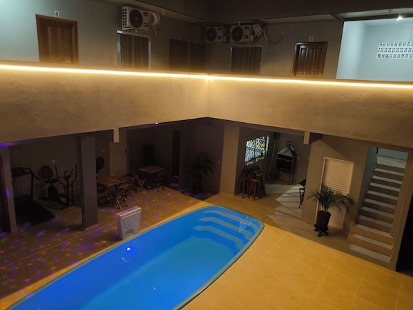 Una piscina al aire libre