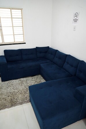 Comfort-Apartment, Küche, Poolblick | Allergikerbettwaren, Minibar, schallisolierte Zimmer