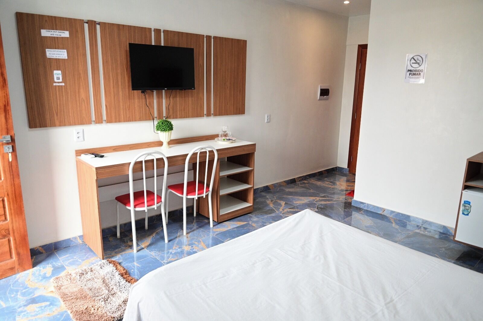 Executive Suite, Balcony, City View | Hypo-allergenic bedding, minibar, soundproofing, iron/ironing board