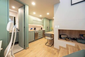 Mikrowelle, Geschirrspüler, Wasserkocher mit Kaffee-/Teezubehör