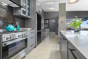 Frigorifero, microonde, forno, pentole/stoviglie/utensili