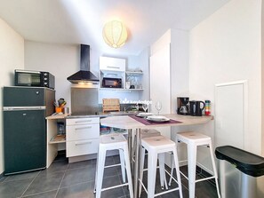 Fridge, microwave, oven, coffee/tea maker