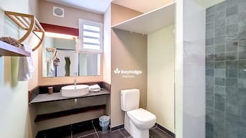 Een douche, een haardroger, handdoeken