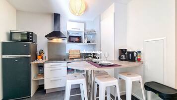 Fridge, microwave, oven, coffee/tea maker