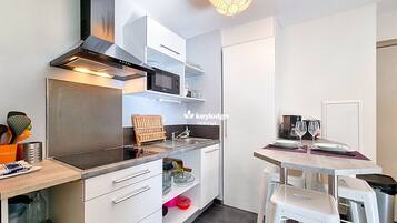 Fridge, microwave, oven, coffee/tea maker