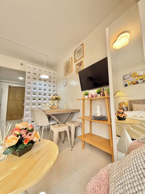 1 bedroom, in-room safe, iron/ironing board, WiFi - Spacious resort staycation 6pax capacity nearby IEC Ayala Cebu Business Park (Cebu City)