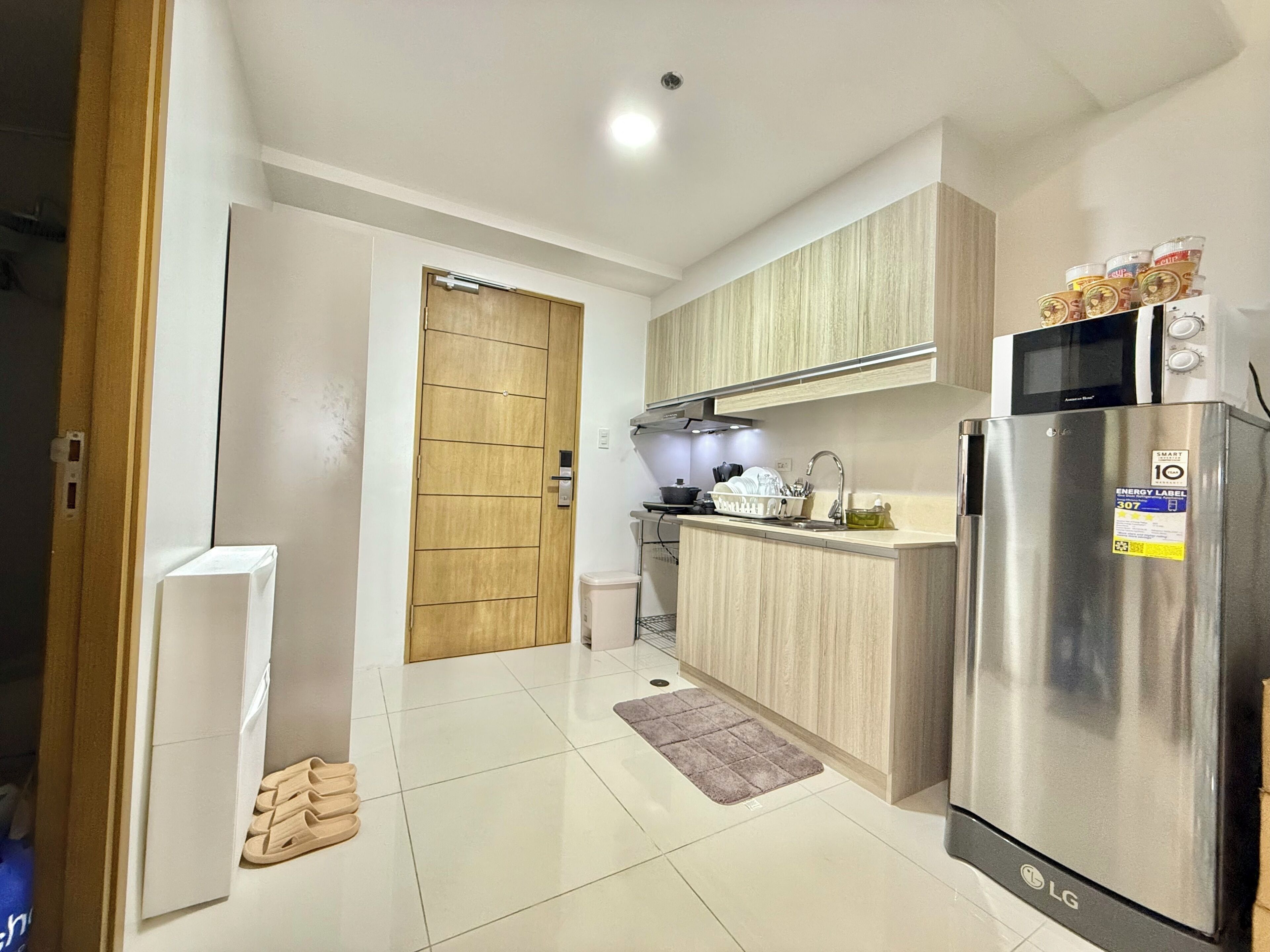 Fridge, microwave, stovetop, electric kettle