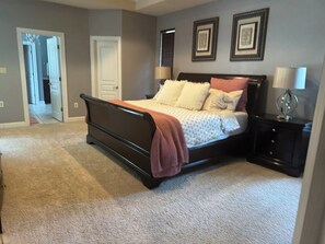 4 bedrooms, iron/ironing board, WiFi, bed sheets