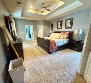 4 bedrooms, iron/ironing board, WiFi, bed sheets