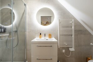Shower, hair dryer, towels